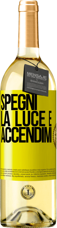 29,95 € Spedizione Gratuita | Vino bianco Edizione WHITE Spegni la luce e accendimi Etichetta Gialla. Etichetta personalizzabile Vino giovane Raccogliere 2024 Verdejo