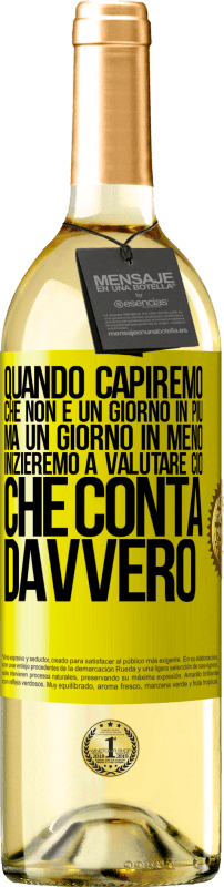 29,95 € Spedizione Gratuita | Vino bianco Edizione WHITE Quando capiremo che non è un giorno in più, ma un giorno in meno, inizieremo a valutare ciò che conta davvero Etichetta Gialla. Etichetta personalizzabile Vino giovane Raccogliere 2024 Verdejo