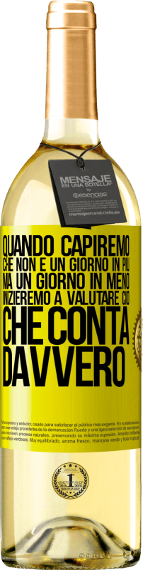 29,95 € Spedizione Gratuita | Vino bianco Edizione WHITE Quando capiremo che non è un giorno in più, ma un giorno in meno, inizieremo a valutare ciò che conta davvero Etichetta Gialla. Etichetta personalizzabile Vino giovane Raccogliere 2025 Verdejo