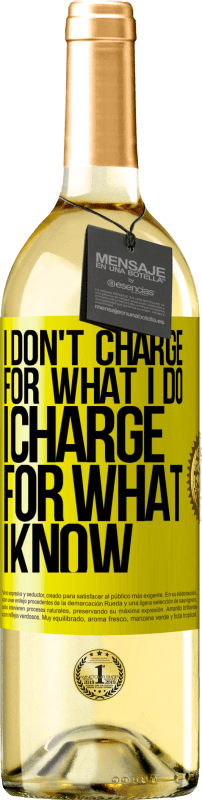 29,95 € Бесплатная доставка | Белое вино Издание WHITE Я не взимаю плату за то, что я делаю, я взимаю плату за то, что я знаю Желтая этикетка. Настраиваемая этикетка Молодое вино Урожай 2023 Verdejo