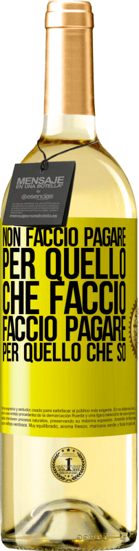 29,95 € Spedizione Gratuita | Vino bianco Edizione WHITE Non faccio pagare per quello che faccio, faccio pagare per quello che so Etichetta Gialla. Etichetta personalizzabile Vino giovane Raccogliere 2024 Verdejo