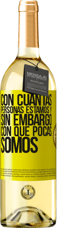 29,95 € Envío gratis | Vino Blanco Edición WHITE Con cuántas personas estamos y, sin embargo, con qué pocas somos Etiqueta Amarilla. Etiqueta personalizable Vino joven Cosecha 2024 Verdejo