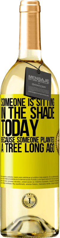 29,95 € Бесплатная доставка | Белое вино Издание WHITE Кто-то сегодня сидит в тени, потому что кто-то давно посадил дерево Желтая этикетка. Настраиваемая этикетка Молодое вино Урожай 2023 Verdejo