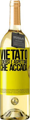 29,95 € Spedizione Gratuita | Vino bianco Edizione WHITE Vietato sedersi e aspettare che accada Etichetta Gialla. Etichetta personalizzabile Vino giovane Raccogliere 2023 Verdejo