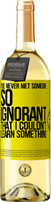 29,95 € 送料無料 | 白ワイン WHITEエディション 私は何かを学ぶことができなかったほど無知な人に会ったことがない 黄色のラベル. カスタマイズ可能なラベル 若いワイン 収穫 2025 Verdejo