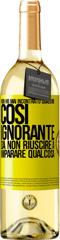 29,95 € Spedizione Gratuita | Vino bianco Edizione WHITE Non ho mai incontrato qualcuno così ignorante da non riuscire a imparare qualcosa Etichetta Gialla. Etichetta personalizzabile Vino giovane Raccogliere 2024 Verdejo