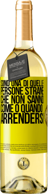 29,95 € Spedizione Gratuita | Vino bianco Edizione WHITE Sono una di quelle persone strane che non sanno come o quando arrendersi Etichetta Gialla. Etichetta personalizzabile Vino giovane Raccogliere 2023 Verdejo