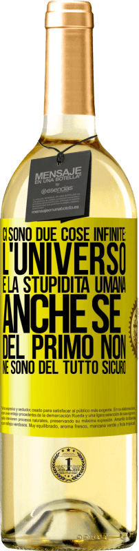 29,95 € Spedizione Gratuita | Vino bianco Edizione WHITE Ci sono due cose infinite: l'universo e la stupidità umana. Anche se del primo non ne sono del tutto sicuro Etichetta Gialla. Etichetta personalizzabile Vino giovane Raccogliere 2025 Verdejo