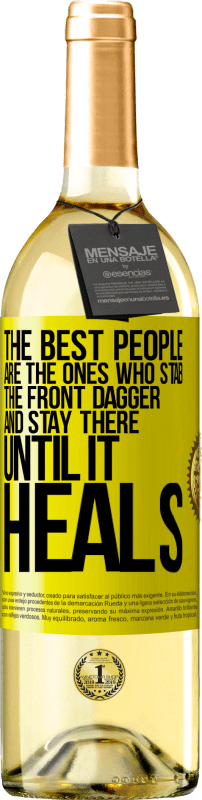 29,95 € 免费送货 | 白葡萄酒 WHITE版 最好的人是那些刺着前匕首并呆在那里直到治愈的人 黄色标签. 可自定义的标签 青年酒 收成 2025 Verdejo