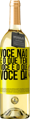 29,95 € Envio grátis | Vinho branco Edição WHITE Você não é o que tem. Você é o que você dá Etiqueta Amarela. Etiqueta personalizável Vinho jovem Colheita 2024 Verdejo