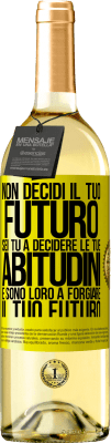 29,95 € Spedizione Gratuita | Vino bianco Edizione WHITE Non decidi il tuo futuro. Sei tu a decidere le tue abitudini e sono loro a forgiare il tuo futuro Etichetta Gialla. Etichetta personalizzabile Vino giovane Raccogliere 2024 Verdejo