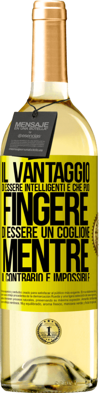 29,95 € Spedizione Gratuita | Vino bianco Edizione WHITE Il vantaggio di essere intelligenti è che puoi fingere di essere un coglione, mentre il contrario è impossibile Etichetta Gialla. Etichetta personalizzabile Vino giovane Raccogliere 2024 Verdejo