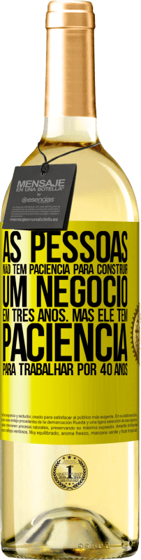 29,95 € Envio grátis | Vinho branco Edição WHITE As pessoas não têm paciência para construir um negócio em três anos. Mas ele tem paciência para trabalhar por 40 anos Etiqueta Amarela. Etiqueta personalizável Vinho jovem Colheita 2024 Verdejo