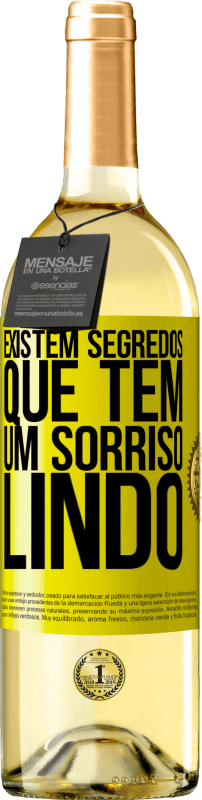 29,95 € Envio grátis | Vinho branco Edição WHITE Existem segredos que têm um sorriso lindo Etiqueta Amarela. Etiqueta personalizável Vinho jovem Colheita 2024 Verdejo