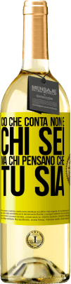 29,95 € Spedizione Gratuita | Vino bianco Edizione WHITE Ciò che conta non è chi sei, ma chi pensano che tu sia Etichetta Gialla. Etichetta personalizzabile Vino giovane Raccogliere 2024 Verdejo