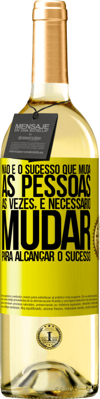 29,95 € Envio grátis | Vinho branco Edição WHITE Não é o sucesso que muda as pessoas. Às vezes, é necessário mudar para alcançar o sucesso Etiqueta Amarela. Etiqueta personalizável Vinho jovem Colheita 2025 Verdejo