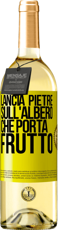 29,95 € Spedizione Gratuita | Vino bianco Edizione WHITE Lancia pietre sull'albero che porta frutto Etichetta Gialla. Etichetta personalizzabile Vino giovane Raccogliere 2024 Verdejo