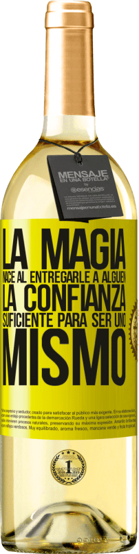 29,95 € Envío gratis | Vino Blanco Edición WHITE La magia nace al entregarle a alguien la confianza suficiente para ser uno mismo Etiqueta Amarilla. Etiqueta personalizable Vino joven Cosecha 2024 Verdejo