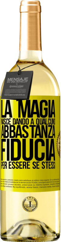 29,95 € Spedizione Gratuita | Vino bianco Edizione WHITE La magia nasce dando a qualcuno abbastanza fiducia per essere se stessi Etichetta Gialla. Etichetta personalizzabile Vino giovane Raccogliere 2024 Verdejo