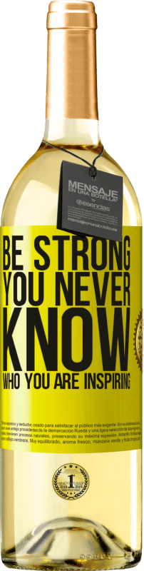 29,95 € Envío gratis | Vino Blanco Edición WHITE Be strong. You never know who you are inspiring Etiqueta Amarilla. Etiqueta personalizable Vino joven Cosecha 2024 Verdejo