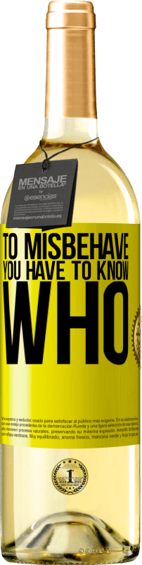 29,95 € 免费送货 | 白葡萄酒 WHITE版 行为不端，您必须知道谁 黄色标签. 可自定义的标签 青年酒 收成 2025 Verdejo