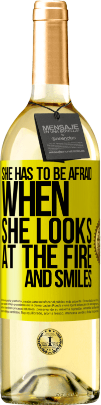 29,95 € 送料無料 | 白ワイン WHITEエディション 彼女は火を見て微笑むとき、彼女は恐れなければなりません 黄色のラベル. カスタマイズ可能なラベル 若いワイン 収穫 2025 Verdejo