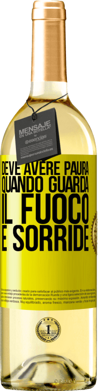 29,95 € Spedizione Gratuita | Vino bianco Edizione WHITE Deve avere paura quando guarda il fuoco e sorride Etichetta Gialla. Etichetta personalizzabile Vino giovane Raccogliere 2024 Verdejo