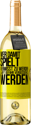 29,95 € Kostenloser Versand | Weißwein WHITE Ausgabe Wer damit spielt vermisst zu werden, läuft Gefahr vergessen zu werden Gelbes Etikett. Anpassbares Etikett Junger Wein Ernte 2025 Verdejo