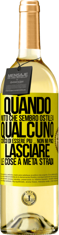 29,95 € Spedizione Gratuita | Vino bianco Edizione WHITE Quando noto che piaccio a qualcuno, cerco di piacergli di peggio ... Non mi piace lasciare le cose a metà strada Etichetta Gialla. Etichetta personalizzabile Vino giovane Raccogliere 2024 Verdejo