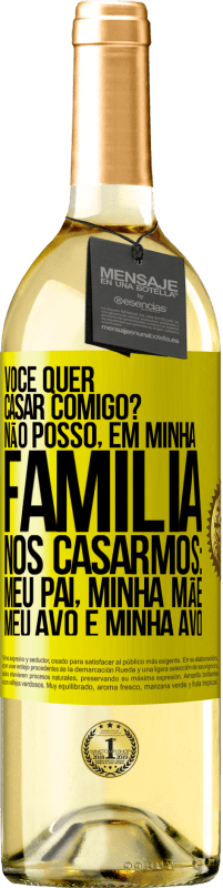 29,95 € Envio grátis | Vinho branco Edição WHITE Você quer casar comigo? Não posso, em minha família, nos casarmos: meu pai, minha mãe, meu avô e minha avó Etiqueta Amarela. Etiqueta personalizável Vinho jovem Colheita 2024 Verdejo