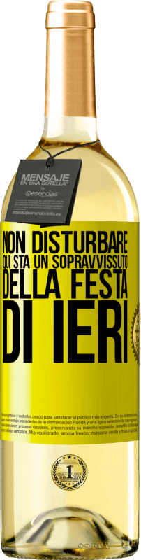 29,95 € Spedizione Gratuita | Vino bianco Edizione WHITE Non disturbare. Qui sta un sopravvissuto della festa di ieri Etichetta Gialla. Etichetta personalizzabile Vino giovane Raccogliere 2024 Verdejo