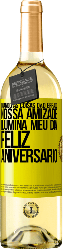 29,95 € Envio grátis | Vinho branco Edição WHITE Quando as coisas dão errado, nossa amizade ilumina meu dia. Feliz aniversário Etiqueta Amarela. Etiqueta personalizável Vinho jovem Colheita 2024 Verdejo