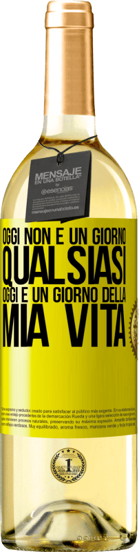 29,95 € Spedizione Gratuita | Vino bianco Edizione WHITE Oggi non è un giorno qualsiasi, oggi è un giorno della mia vita Etichetta Gialla. Etichetta personalizzabile Vino giovane Raccogliere 2024 Verdejo