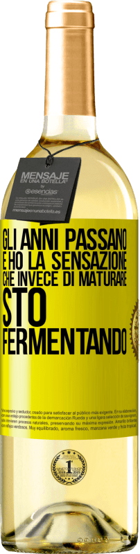 29,95 € Spedizione Gratuita | Vino bianco Edizione WHITE Gli anni passano e ho la sensazione che invece di maturare, sto fermentando Etichetta Gialla. Etichetta personalizzabile Vino giovane Raccogliere 2024 Verdejo