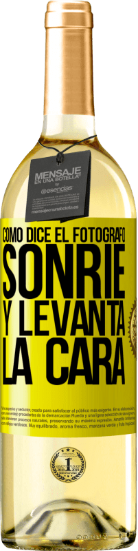 29,95 € Envío gratis | Vino Blanco Edición WHITE Como dice el fotógrafo, sonríe y levanta la cara Etiqueta Amarilla. Etiqueta personalizable Vino joven Cosecha 2024 Verdejo