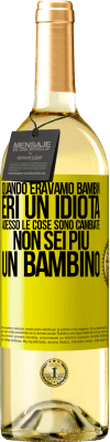 29,95 € Spedizione Gratuita | Vino bianco Edizione WHITE Quando eravamo bambini, eri un idiota. Adesso le cose sono cambiate. Non sei più un bambino Etichetta Gialla. Etichetta personalizzabile Vino giovane Raccogliere 2025 Verdejo
