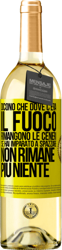 29,95 € Spedizione Gratuita | Vino bianco Edizione WHITE Dicono che dove c'era il fuoco rimangono le ceneri. Se hai imparato a spazzare, non rimane più niente Etichetta Gialla. Etichetta personalizzabile Vino giovane Raccogliere 2024 Verdejo