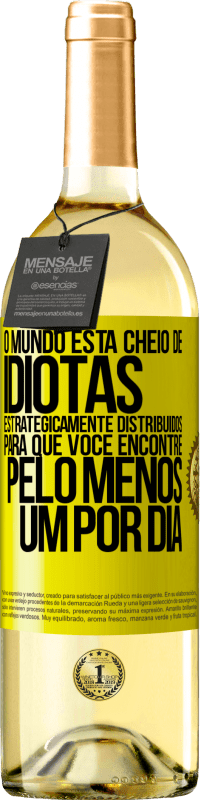 29,95 € Envio grátis | Vinho branco Edição WHITE O mundo está cheio de idiotas estrategicamente distribuídos para que você encontre pelo menos um por dia Etiqueta Amarela. Etiqueta personalizável Vinho jovem Colheita 2023 Verdejo