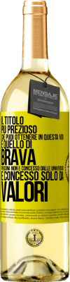 29,95 € Spedizione Gratuita | Vino bianco Edizione WHITE Il titolo più prezioso che puoi ottenere in questa vita è quello di brava persona, non è concesso dalle università, è Etichetta Gialla. Etichetta personalizzabile Vino giovane Raccogliere 2023 Verdejo