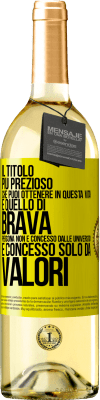 29,95 € Spedizione Gratuita | Vino bianco Edizione WHITE Il titolo più prezioso che puoi ottenere in questa vita è quello di brava persona, non è concesso dalle università, è Etichetta Gialla. Etichetta personalizzabile Vino giovane Raccogliere 2025 Verdejo