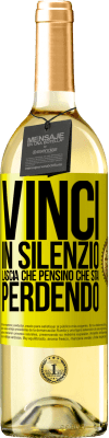 29,95 € Spedizione Gratuita | Vino bianco Edizione WHITE Vinci in silenzio. Lascia che pensino che stai perdendo Etichetta Gialla. Etichetta personalizzabile Vino giovane Raccogliere 2023 Verdejo