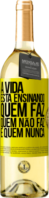 29,95 € Envio grátis | Vinho branco Edição WHITE A vida está ensinando quem faz, quem não faz e quem nunca Etiqueta Amarela. Etiqueta personalizável Vinho jovem Colheita 2024 Verdejo