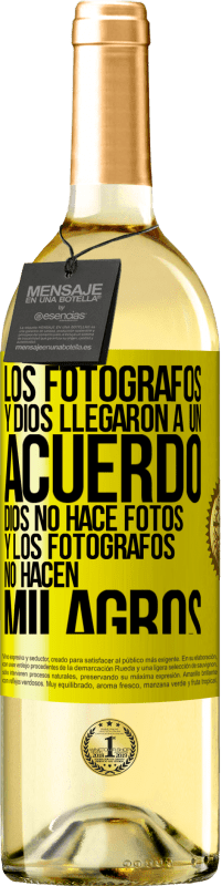 29,95 € Envío gratis | Vino Blanco Edición WHITE Los fotógrafos y Dios llegaron a un acuerdo. Dios no hace fotos y los fotógrafos no hacen milagros Etiqueta Amarilla. Etiqueta personalizable Vino joven Cosecha 2023 Verdejo