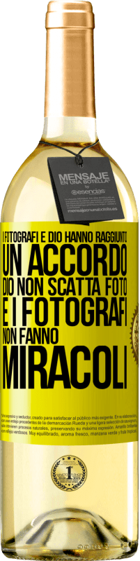 29,95 € Spedizione Gratuita | Vino bianco Edizione WHITE I fotografi e Dio hanno raggiunto un accordo. Dio non scatta foto e i fotografi non fanno miracoli Etichetta Gialla. Etichetta personalizzabile Vino giovane Raccogliere 2023 Verdejo