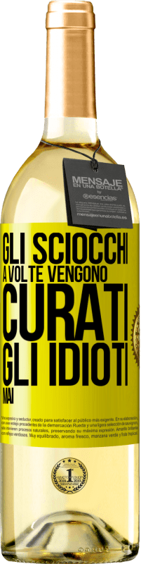 29,95 € Spedizione Gratuita | Vino bianco Edizione WHITE Gli sciocchi a volte vengono curati, gli idioti mai Etichetta Gialla. Etichetta personalizzabile Vino giovane Raccogliere 2024 Verdejo