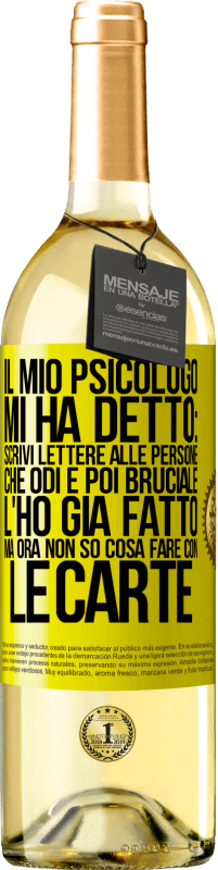 29,95 € Spedizione Gratuita | Vino bianco Edizione WHITE Il mio psicologo mi ha detto: scrivi lettere alle persone che odi e poi bruciale. L'ho già fatto, ma ora non so cosa fare Etichetta Gialla. Etichetta personalizzabile Vino giovane Raccogliere 2023 Verdejo