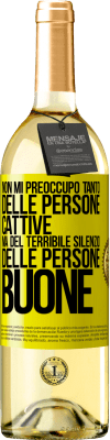 29,95 € Spedizione Gratuita | Vino bianco Edizione WHITE Non mi preoccupo tanto delle persone cattive, ma del terribile silenzio delle persone buone Etichetta Gialla. Etichetta personalizzabile Vino giovane Raccogliere 2024 Verdejo