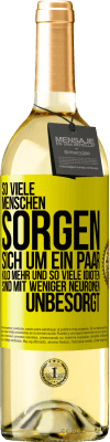 29,95 € Kostenloser Versand | Weißwein WHITE Ausgabe So viele Menschen sorgen sich um ein paar Kilo mehr und so viele Idioten sind mit weniger Neuronen unbesorgt Gelbes Etikett. Anpassbares Etikett Junger Wein Ernte 2023 Verdejo