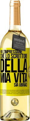 29,95 € Spedizione Gratuita | Vino bianco Edizione WHITE Ho l'impressione che lo scrittore della mia vita sia ubriaco Etichetta Gialla. Etichetta personalizzabile Vino giovane Raccogliere 2023 Verdejo