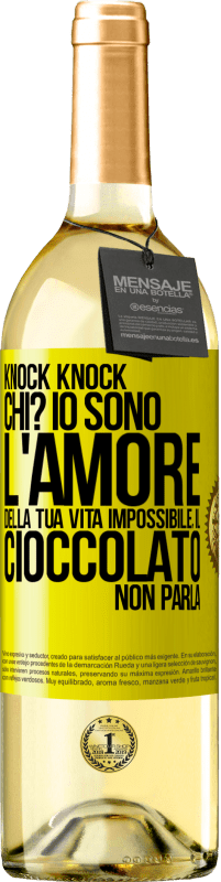 29,95 € Spedizione Gratuita | Vino bianco Edizione WHITE Knock Knock. Chi? Io sono l'amore della tua vita Impossibile, il cioccolato non parla Etichetta Gialla. Etichetta personalizzabile Vino giovane Raccogliere 2023 Verdejo